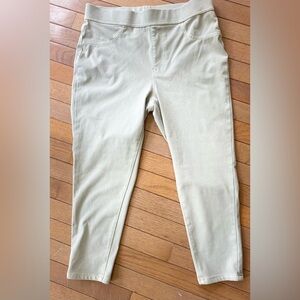 Time and Tru Women's Cream Capris